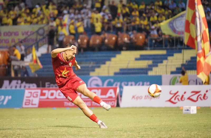 Tiền đạo Quang Nam ghi cúp đúp bàn thắng cho Hồng Lĩnh Hà Tĩnh. Ảnh: HLHT FC