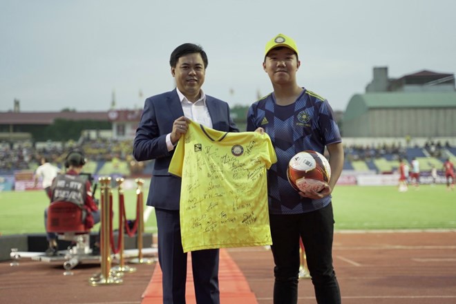 Câu lạc bộ Thanh Hoá tặng quà đặc biệt cho nhà vô địch Olympia