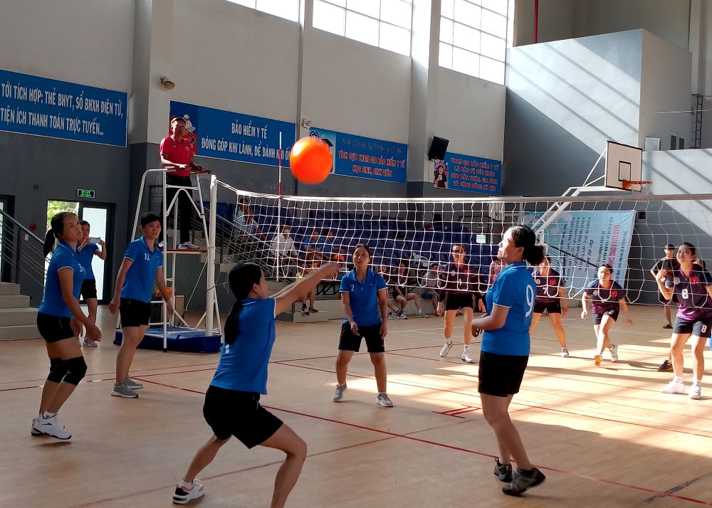Thi đấu tại Giải bóng chuyền hơi nữ công nhân viên chức lao động tỉnh An Giang lần thứ I năm 2023. Ảnh: Lâm Điền