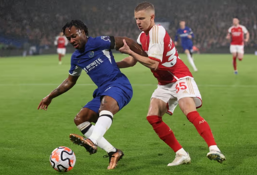 Trận đấu giữa Chelsea và Arsenal diễn ra trong cơn mưa lớn ở London. Ảnh: The Guardian
