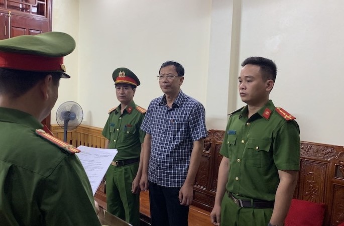 Sau khi bị khởi tố, bắt tạm giam ông Nguyễn Văn Hùng -  bị khai trừ ra khỏi Đảng. Ảnh: Công an Thanh Hóa