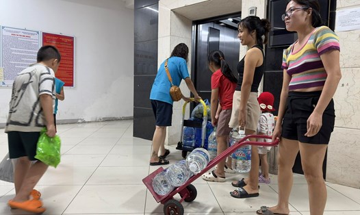 Những ngày gần đây, người dân Khu đô thị Thanh Hà thường xuyên phải mua nước sạch để ăn uống. Ảnh: Anh Huy.