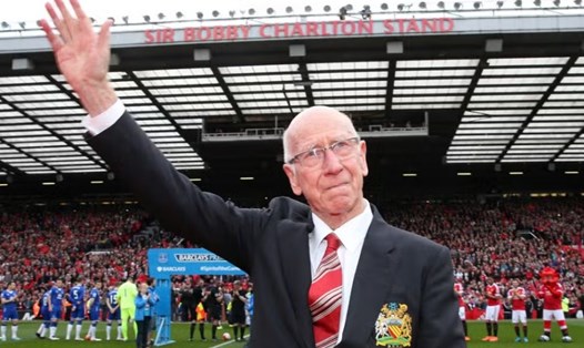 Sir Bobby Charlton là một trong những huyền thoại của Man United. Ảnh: The Standard