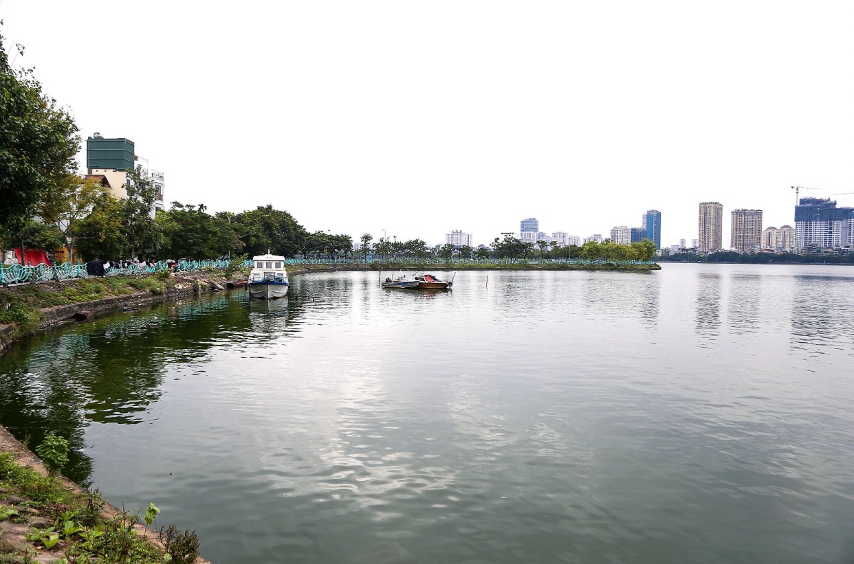 Nhà nổi thuộc Xí nghiệp Môi trường hồ Tây nằm ở phố Tô Ngọc Vân (phường Quảng An, Tây Hồ) đã được tháo dỡ. Ảnh: Vĩnh Hoàng