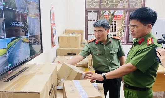 Công an tỉnh Bắc Ninh kiểm tra tang vật liên quan đến đường dây lừa đảo bán thuốc nhằm chiếm đoạt tài sản. Ảnh: CTTĐT Bộ Công an