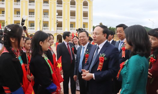 Bí thư Tỉnh ủy Quảng Ninh Nguyễn Xuân Ký cùng các lãnh đạo tỉnh Quảng Ninh trò chuyện với giáo viên và học sinh Trường THCS&THPT Quảng La. Ảnh: Thu Chung