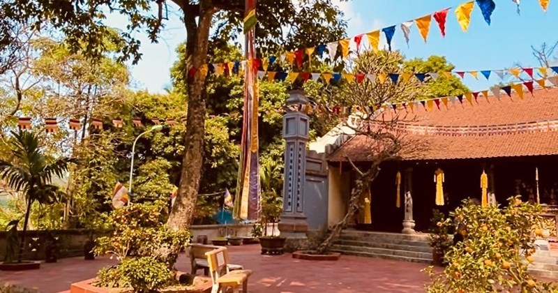 KHUNG CẢNH BÊN TRONG CHÙA TRẦM VỚI MÁI NGÓI XƯA VÀ NHỮNG HỌA TIẾT TINH XẢO