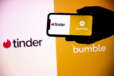 Logo của ứng dụng hẹn hò Tinder và Bumble hiển thị trên điện thoại di động và màn hình máy tính ở Rio de Janeiro, Brazil. Ảnh: AFP