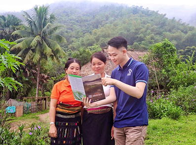 Chàng trai thôn bản tuyên truyền cho người dân tộc Thái tại Quan Sơn, Thanh Hóa về phát triển rừng bền vững. Ảnh: Nhân vật cung cấp