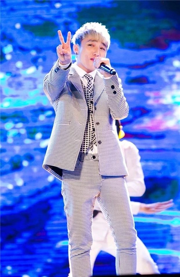 Sơn Tùng M-TP hát trong chương trình Vietnam Idol 2013. Ảnh: Ban tổ chức