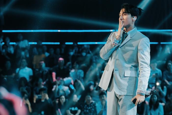 Sơn Tùng M-TP hát tại đêm chung kết Vietnam Idol 2023. Ảnh: Ban tổ chức