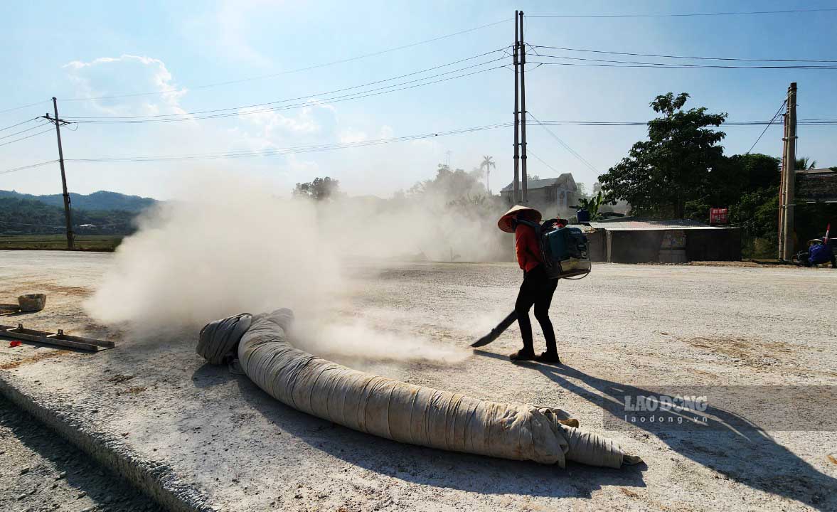 Tại km 0, nhà thầu đang tiến hành thổi bụi để thảm nhựa mặt đường. Ảnh: Nguyễn Tùng.