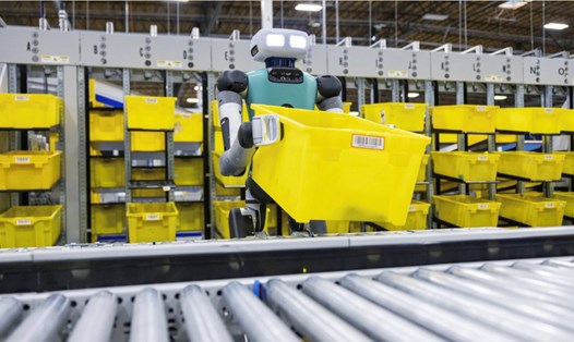 Robot hình người trong nhà máy của Amazon. Ảnh: Amazon