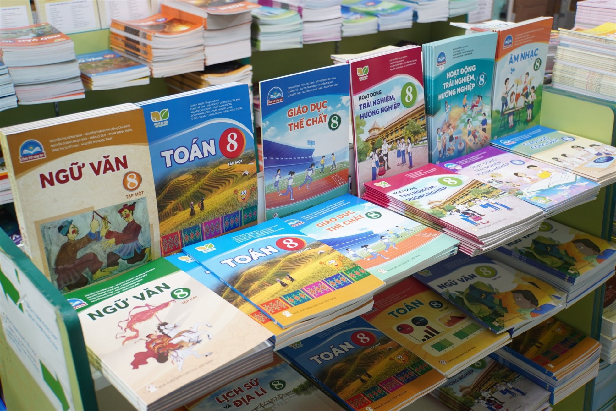 Theo dự thảo Thông tư quy định việc lựa chọn sách giáo khoa trong cơ sở giáo dục phổ thông và cơ sở giáo dục thường xuyên. các trường có thể tự chọn sách giáo khoa từ năm học sau. Ảnh: Vân Trang