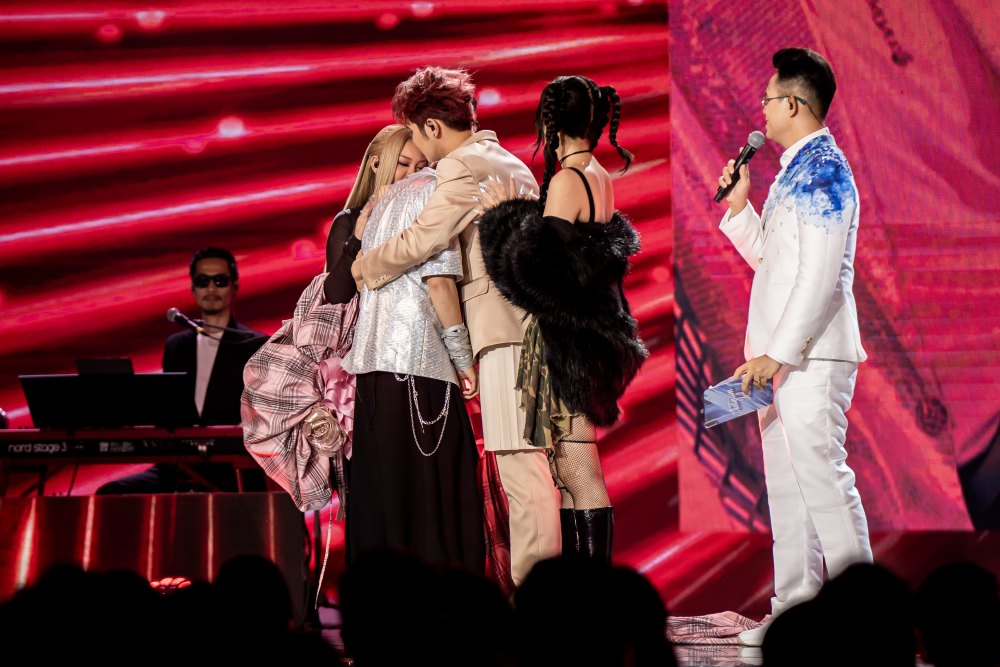 Xuân Định bật khóc khi dừng chân ở top 5 Vietnam Idol. Ảnh: Ban tổ chức