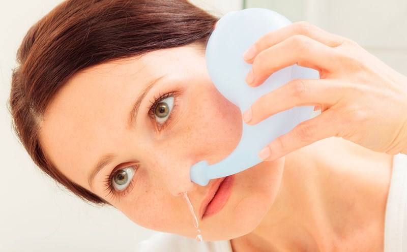 Sử dụng nước muối rửa mũi không đúng cách dễ gây ảnh hưởng xấu tới sức khoẻ. Ảnh: Pixabay