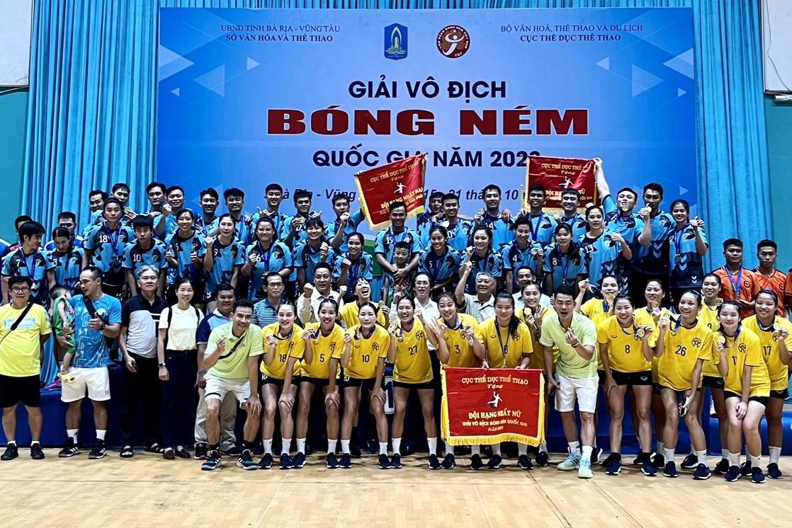 Các đội chụp hình lưu niệm sau lễ bế mạc Giải vô địch Bóng ném Quốc gia 2023. Ảnh: Kim Hồng