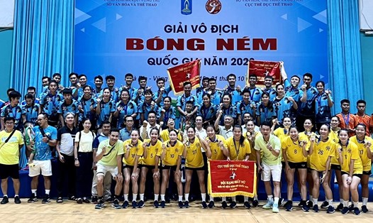 Các đội chụp hình lưu niệm sau lễ bế mạc Giải vô địch Bóng ném Quốc gia 2023. Ảnh: Kim Hồng