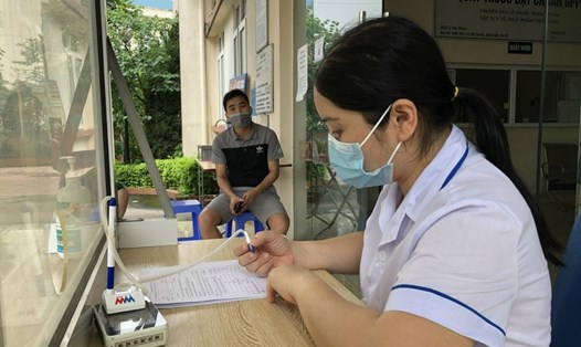 Nhân viên Trạm Y tế xã Kim Chung (huyện Đông Anh, Hà Nội) trong giờ làm việc. Ảnh: Bảo Hân