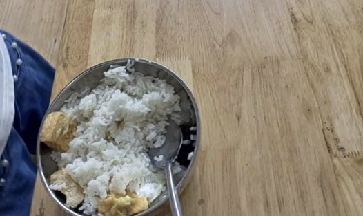 Hình ảnh bữa ăn bán trú tại trường Tiểu học Nghi Thái (Nghi Lộc - Nghệ An) được chia sẻ lên mạng xã hội. Ảnh: Chụp màn hình