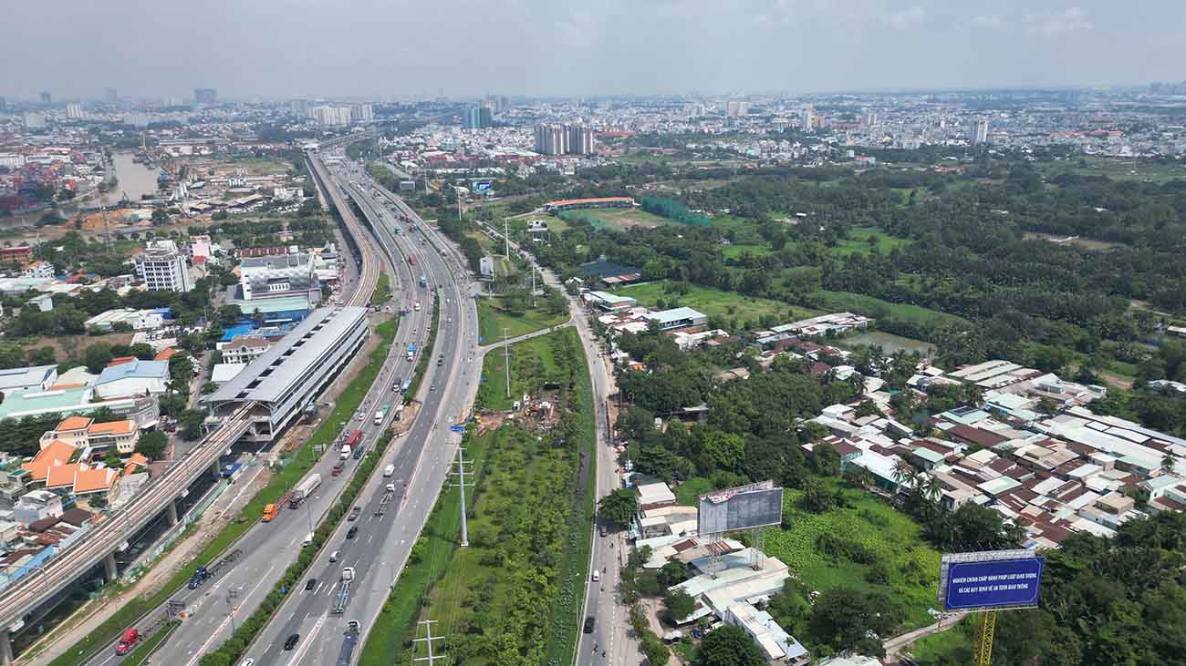 Theo kết quả thẩm định nhiệm vụ quy hoạch phân khu tỉ lệ 1/2.000, mặt phía Tây dự án giáp xa lộ Hà Nội kéo dài từ nút giao thông ngã ba cầu vượt Cái Lái đến cầu Rạch Chiếc.