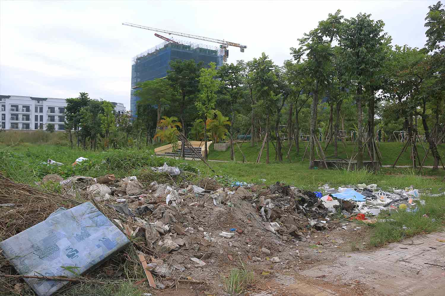 Vườn hoa được đầu tư nhiều thiết bị hiện đại nhưng bỏ không, ít người dân lui tới. Ảnh: Khánh An