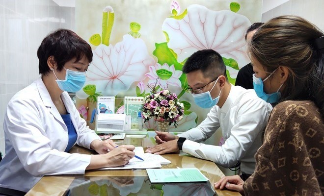 Bác sĩ khám sức khỏe tiền hôn nhân cho một cặp đôi. Ảnh: Bệnh viện Phụ sản Hà Nội
