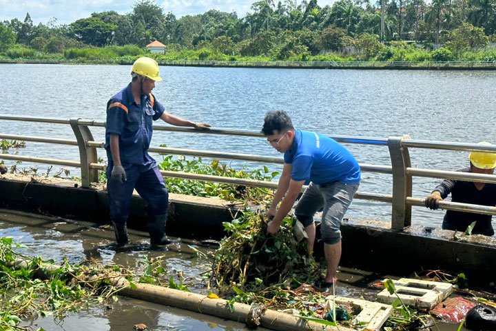 Huy động 1.000 tình nguyện viên tham gia dọn dẹp vệ sinh, khơi thông dòng chảy tại các khu vực Hồ Búng Xáng, Bến Ninh Kiều. 