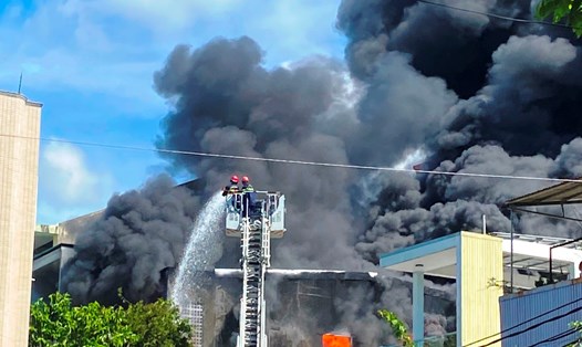 Đám cháy bùng phát dữ dội ở cửa hàng nhựa Hai Hùng, TP Quảng Ngãi. Ảnh: Ngọc Viên
