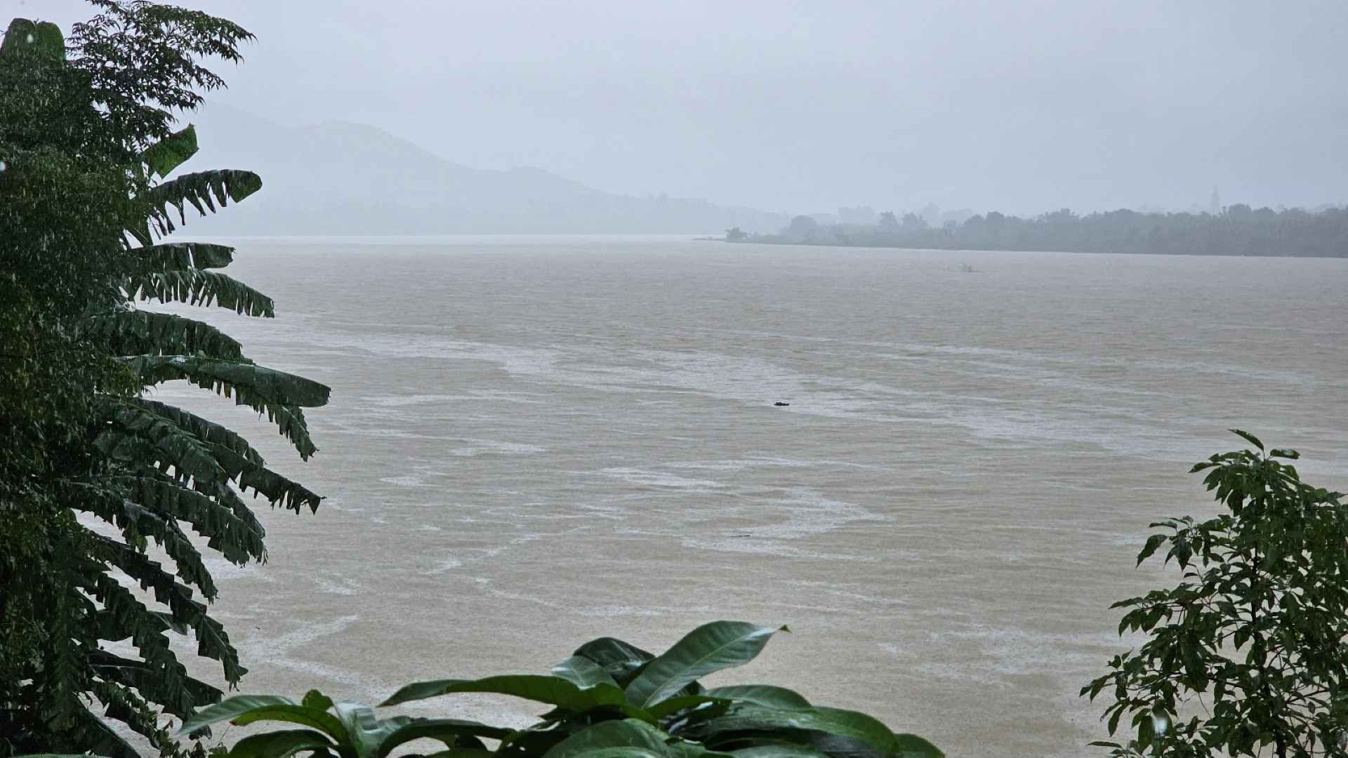 Vừa qua, do ảnh hưởng của áp thấp nhiệt đới, tỉnh Thừa Thiên Huế đã đón nhận những đợt mưa rất lớn trong các ngày 13, 17 và 18.10, khiến mực nước tại các sông như sông Hương, sông Bồ, sông Bạch Yến dâng cao.