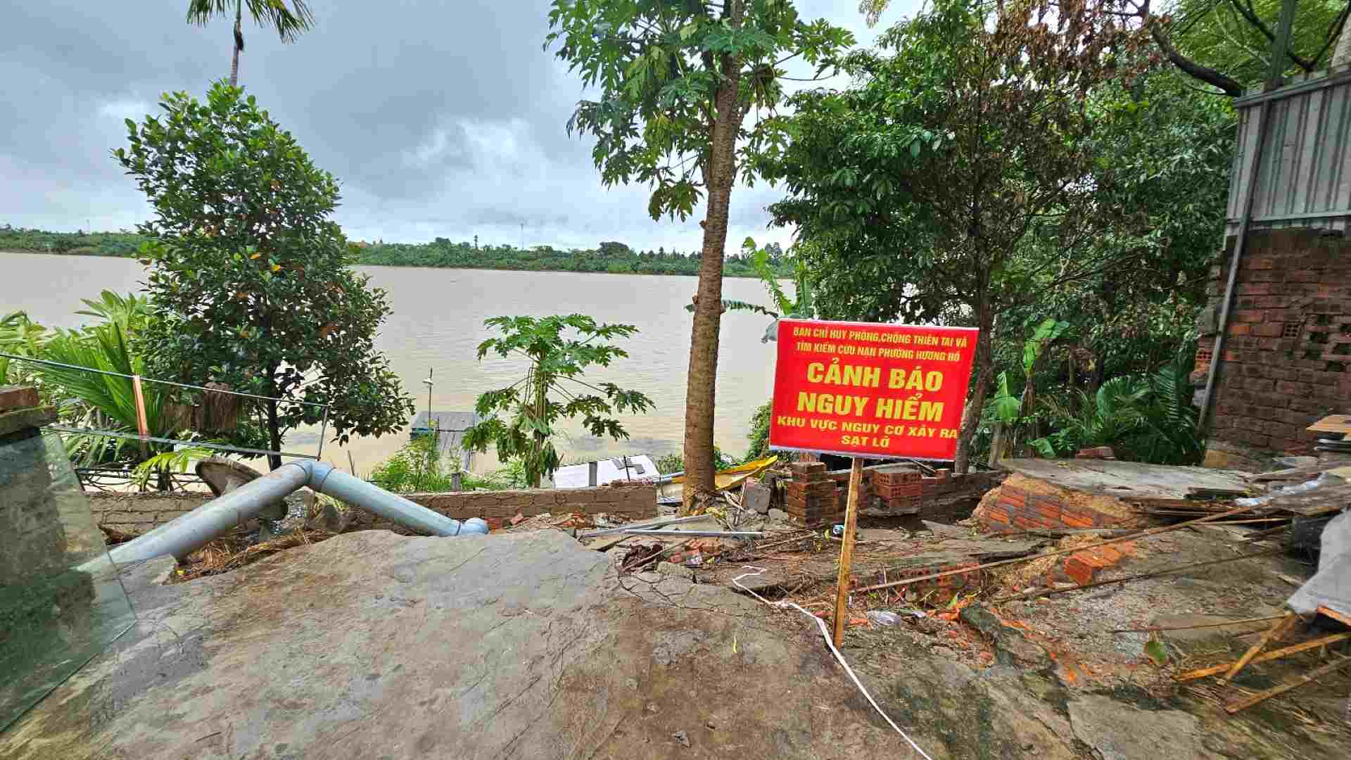 Tại Tịnh Thất Phước Thiện, khu vực nhà bếp, nơi tiếp giáp với sông Hương đã bị sập đổ do sạt lở, nhiều hạng mục đang có nguy cơ bị cuốn xuống sông. 