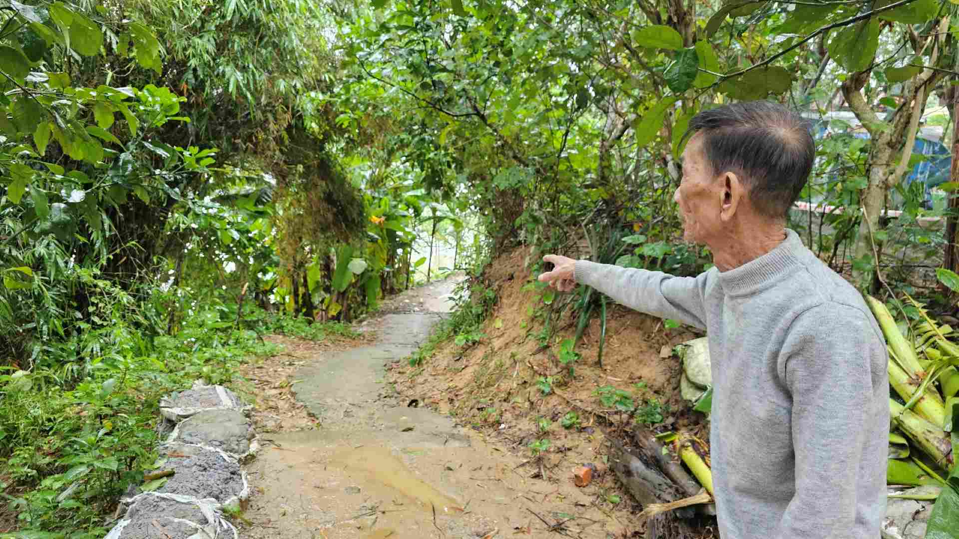 Trong khi đó, gia đình ông Nguyễn Văn Bạn (86 tuổi) có 3 cháu nhỏ, khi các cháu đi học, có bữa đi học về 20h, 21h đêm phải đi qua con đường tiềm ẩn nhiều nguy hiểm do sụt lún khiến ông Bạn không thể nào ngủ được, bất an. 