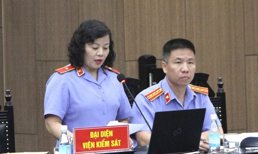 Nữ kiểm sát viên cao cấp giữ quyền công tố tại phiên toà sơ thẩm vụ án cao tốc Đà Nẵng - Quảng Ngãi. Ảnh: M.Nguyên
