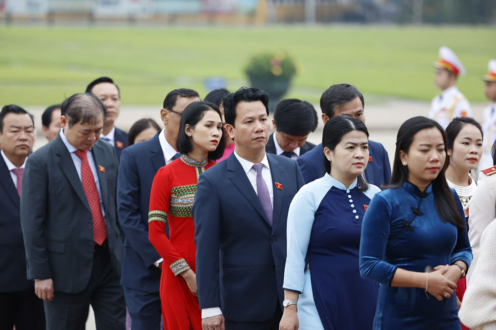 Bộ trưởng Bộ Tài nguyên và Môi trường Đặng Quốc Khánh và các đại biểu Quốc hội vào viếng Chủ tịch Hồ Chí Minh. Ảnh: Phạm Đông