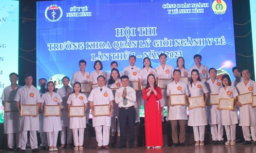 Ban tổ chức trao giấy chứng nhận cho các thí sinh tham gia hội thi Trưởng khoa quản lý giỏi trong ngành Y tế tỉnh Ninh Bình. Ảnh: Diệu Anh