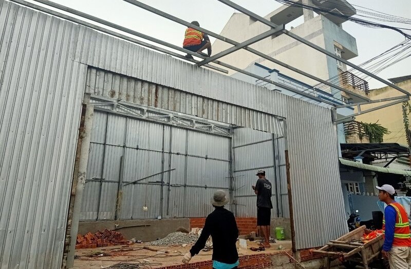 Lực lượng chức năng tháo dỡ công trình xây dựng trái phép tại phường 7, thành phố Bạc Liêu, tỉnh Bạc Liêu. Ảnh: Nhật Hồ