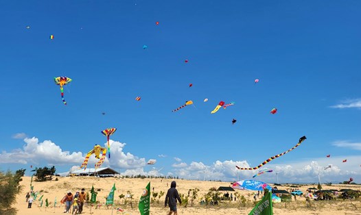 Diều bay rợp trời trên đồi cát Trinh Nữ, Bàu Trắng, Bình Thuận. Ảnh: Duy Tuấn