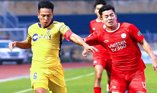 Viettel (áo đỏ) có trận đấu kém hiệu quả trước Sông Lam Nghệ An. Ảnh: VPF