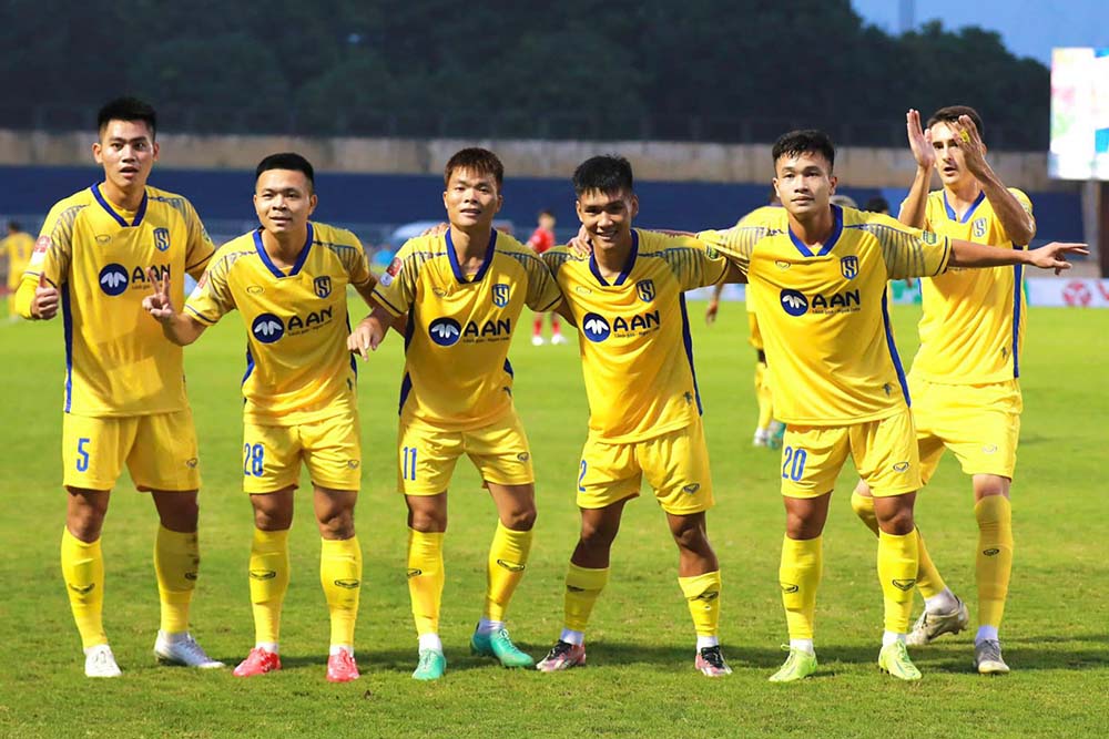 Mạnh Quỳnh (số 11) ghi bàn gỡ cho Sông Lam Nghệ An. Ảnh: SLNA FC