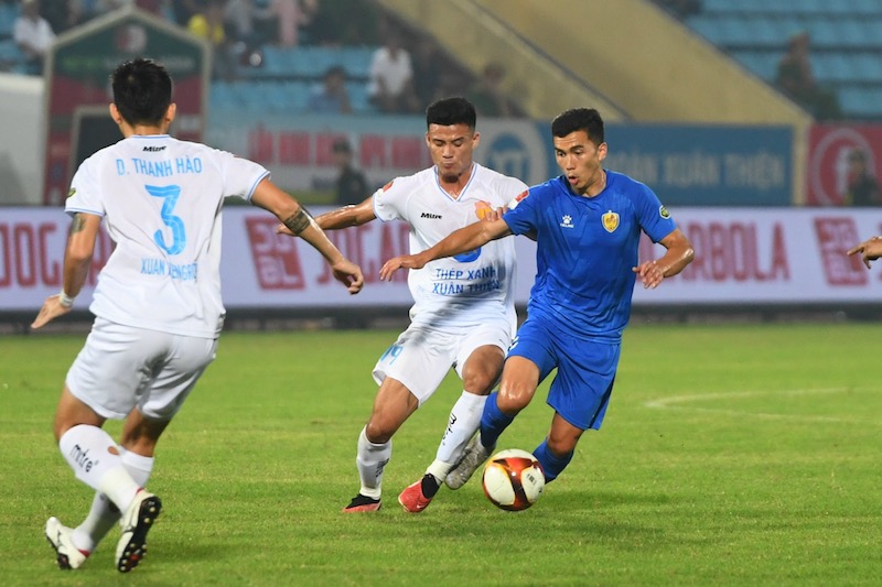Quảng Nam FC gặp khó trong hiệp đấu đầu tiên. Ảnh: Giang Nguyễn