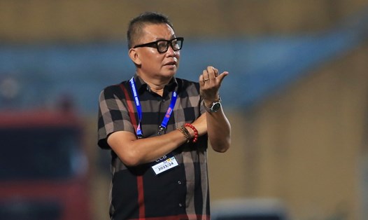 Huấn luyện viên Bùi Đoàn Quang Huy của câu lạc bộ Bình Định. Ảnh: Hoàng Tùng