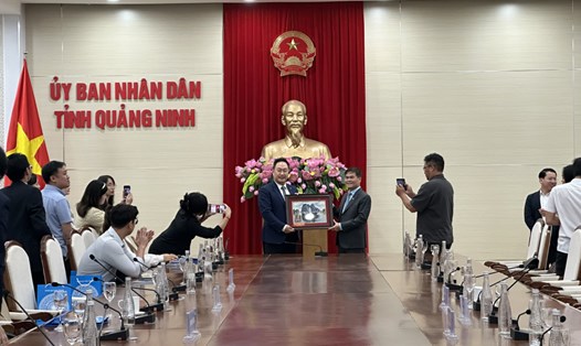 Lãnh đạo tỉnh Quảng Ninh tặng quà cho đại diện đoàn doanh nghiệp Hàn Quốc. Ảnh: BQN