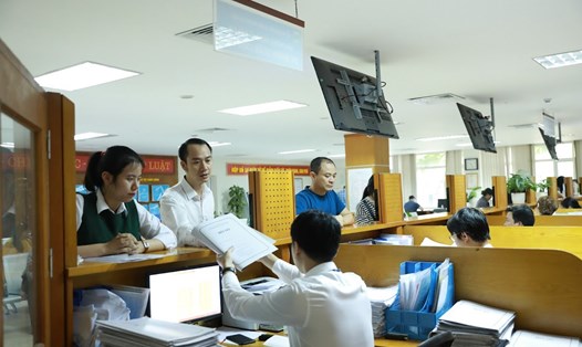Người dân thực hiện các thủ tục hành chính tại công sở ở Hà Nội. Ảnh: Hải Nguyễn