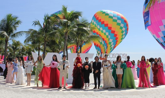 Ban Tổ chức và các hoa hậu chụp ảnh lưu niệm tại sân khấu Quảng trường biển Halong Marina, phường Hùng Thắng, TP Hạ Long (Quảng Ninh). Ảnh: BQN