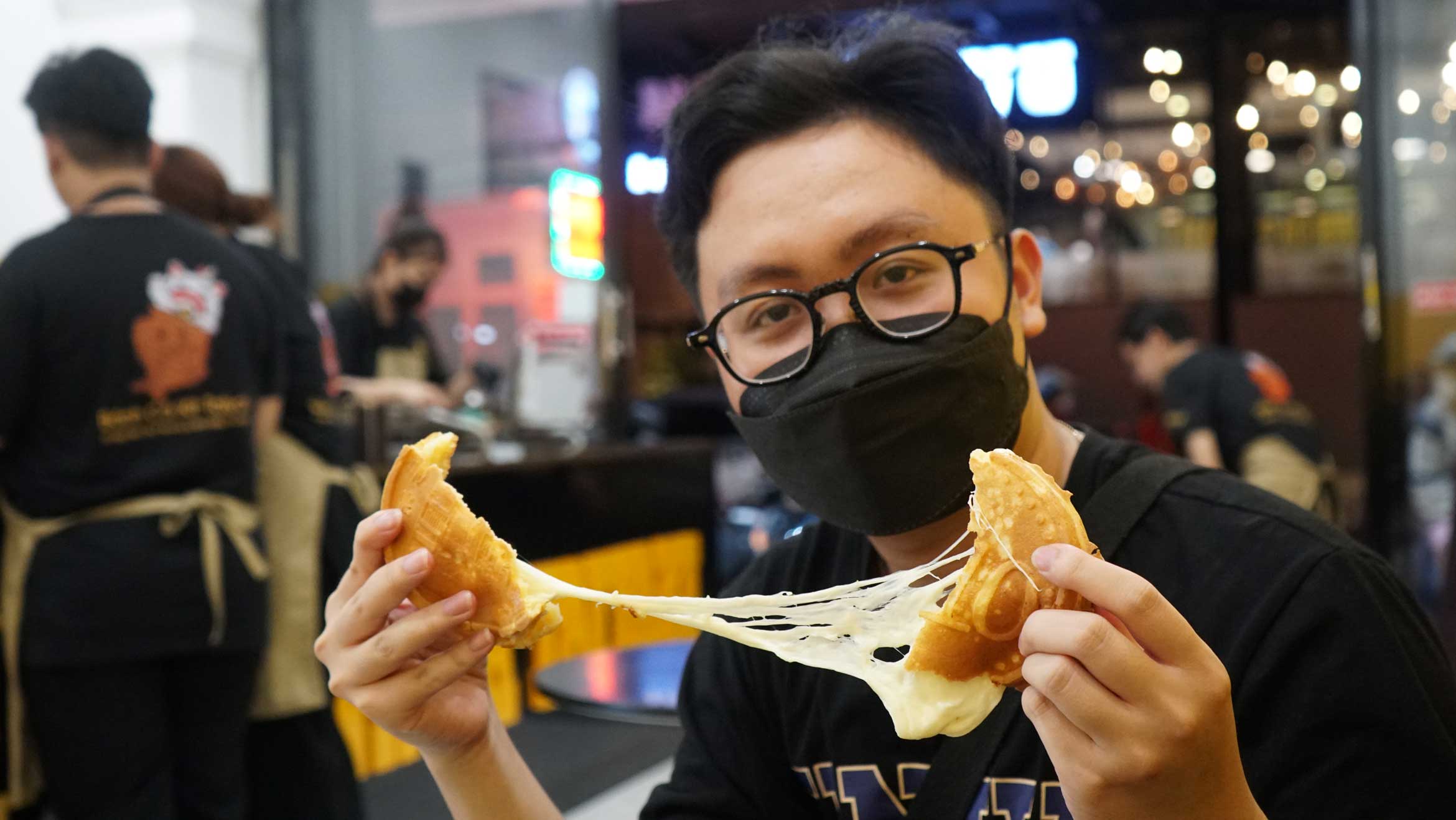 Bánh đồng xu phô mai kéo sợi hấp dẫn giới trẻ Cần Thơ. Ảnh: Mỹ Ly