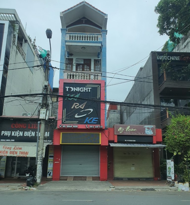 Quán Karaoke trên phố Kênh Dương, quận Lê Chân, Hải Phòng. Ảnh: Mai Chi