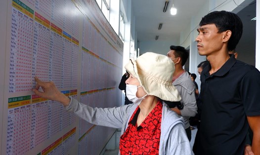 Khách xem bảng giá tàu Tết 2024 ở ga Sài Gòn. Ảnh: Phương Uyên