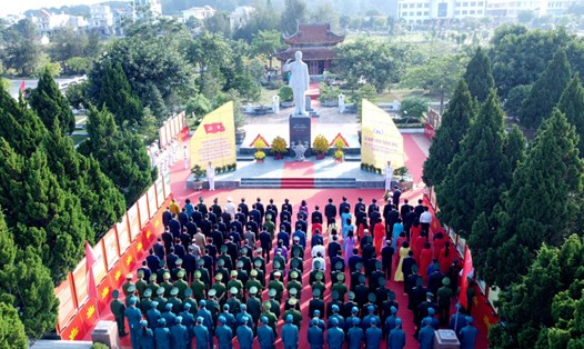 Các đại biểu dâng hương tại Khu lưu niệm Chủ tịch Hồ Chí Minh trên huyện đảo Cô Tô. Ảnh: Thu Chung 