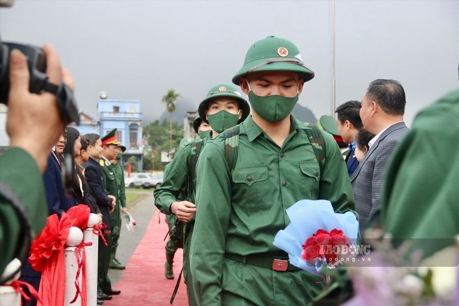 Tiễn  tân binh lên đường  nhập ngũ. Ảnh: Khánh Linh 