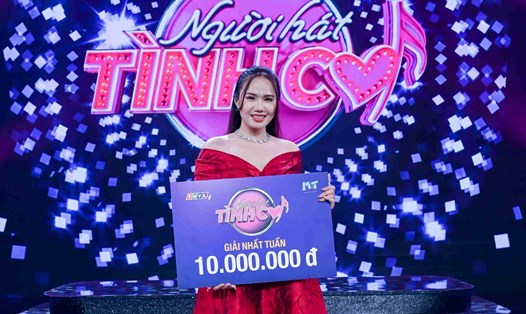 Quỳnh Như nhận giải thưởng 10 triệu sau khi giành chiến thắng tuần tại "Người hát tình ca". Ảnh: NSX